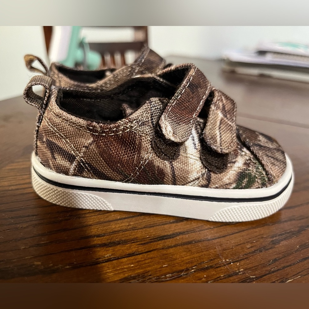 Realtree Camouflage Kids Sneakers with Velcro